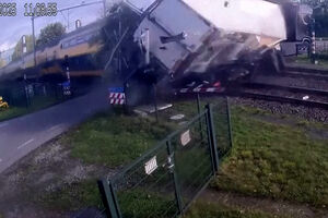 Imagens impressionantes mostram comboio a colidir com camião em passagem de nível nos Países Baixos
