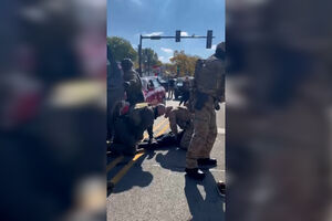 Vídeo mostra agente de imigração a dar socos a homem algemado nos EUA 