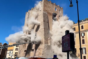 O momento em que parte de torre medieval desaba em Roma