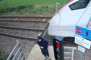 Jogo quase acaba em tragédia: Jovem escapa por pouco de ser atingido por um comboio de alta velocidade no Reino Unido   
