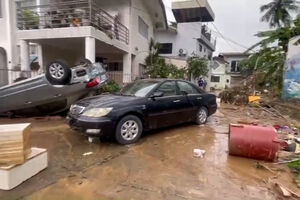 Um mar de lama e carros empilhados: tufão deixa rasto de destruição nas Filipinas 