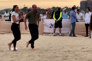Príncipe William arregaça as calças e mostra dotes para o voleibol na praia de Copacabana 