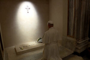 Papa Leão XIV reza no túmulo do Papa Francisco em Roma  