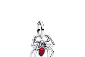 Um pendente de aranha com pedras vermelhas e azuis