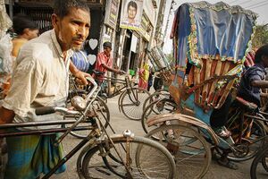 Condutor de riquexó em Daca, uma cas cidades mais populosas do mundo 