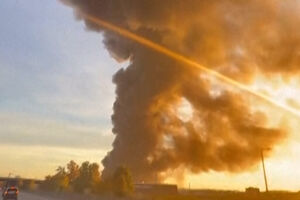 Condutores captam coluna de fumo provocada pela queda do avião nos EUA  