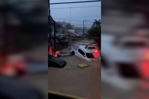 Carros flutuam pelas ruas inundadas após passagem do tufão Kalmaegi pelas Filipinas
