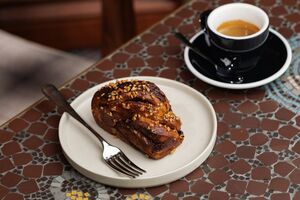 A nova carta da Pastelaria do Bairro Alto Hotel, já disponível, traz novidades como este enrolado de chocolate e amêndoa (€3,50)