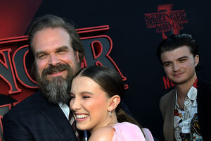 Millie Bobby Brown e David Harbour envolvidos em polémica sobre alegado assédio em Stranger Things