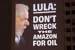 “Lula, não destruas a Amazónia por causa do petróleo”: Ativistas projetam mensagens no Rio de Janeiro antes da COP30 