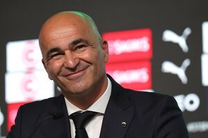 Roberto Martínez sorri em conferência de imprensa