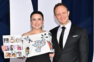 Ms. Rachel usa vestido com desenhos de crianças de Gaza nos prémios Glamour 