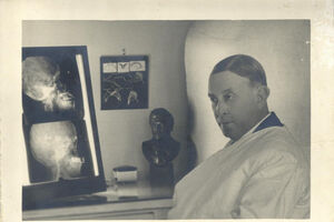 A analisar  angiografias (exames com raios-X), em 1927