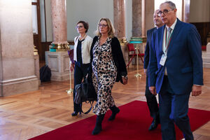 Equipa da ministra do Trabalho, Solidariedade e Segurança Social debate proposta do OE2026 no Parlamento