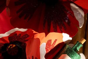 Arranjo floral com garrafa decorativa brilhante sobre livro aberto