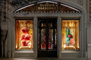 Fachada da Livraria Lello com montras decoradas com livros e ilustrações