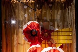 Decoração festiva com papoilas vermelhas, livro aberto e presentes brilhantes