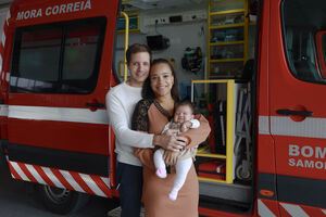 Diana Sofia com o marido, Diogo Simões, e a filha Ana Alice no quartel dos bombeiros de Samora Correia