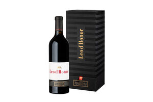 Garrafa de vinho tinto Leo d'Honor da Casa Ermelinda Freitas, com caixa preta