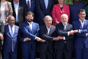 De mãos dadas e sorridentes: líderes mundiais posam para ‘foto de família’ na COP30  