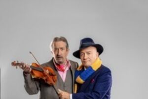 Dois homens posam: um segura um violino, outro usa fato azul e cachecol