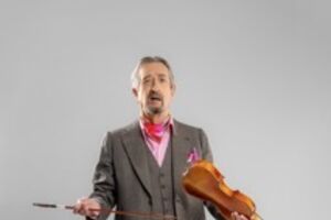 Homem de fato segura violino e arco