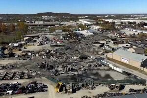 Um rasto negro e carros carbonizados: imagens de drone mostram local do acidente com avião de carga nos EUA  