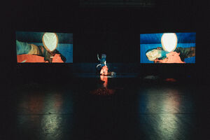 Espetáculo Aftermyth de Noah Ramadan explora perda e futuro ambíguo no Teatro do Bairro Alto, em Lisboa