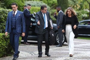 Ministro das Finanças impôs cortes a Ana Paula Martins