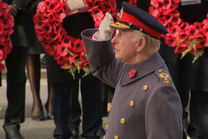 Rei Carlos III lidera homenagem do ‘Remembrance Sunday’ aos mortos de guerra  
