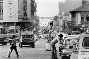 Luanda, 1975:  a cidade fervilha com a independência iminente de Angola. E o dia decisivo seria tenso