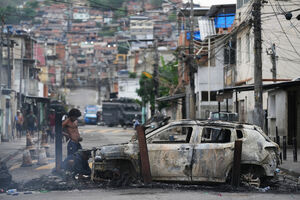 Carro destruído no Rio após operação falhada contra alvos criminosos