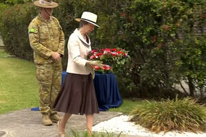 Princesa Ana assinala Dia da Memória com visita ao quartel de Brisbane 