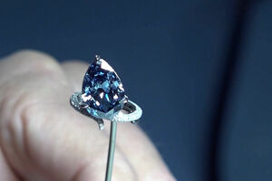 Diamante raro ‘Mellon Blue’ foi vendido por 22 milhões de euros num leilão na Suíça
