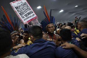 Indígenas protestam contra a venda das florestas