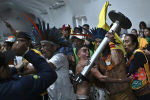 Indígenas protestam com cocares e pinturas faciais