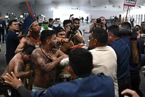 Confronto entre indígenas e polícias no Brasil