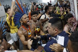 Indígenas protestam e confrontam-se com autoridades em Brasília