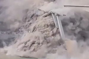 O momento em que ponte inaugurada recentemente desaba na China