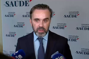 Bastonário da Ordem dos Médicos pede medidas para atrair médicos para Serviço Nacional de Saúde 