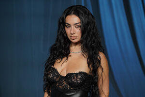 Nesta canção, Charli XCX aventura-se por um registo musical bem diferente de "Brat", o seu mais recente disco