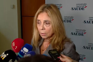 “Estou a cumprir o meu dever sempre debaixo de grande tensão e pressão mediática”, diz ministra da Saúde