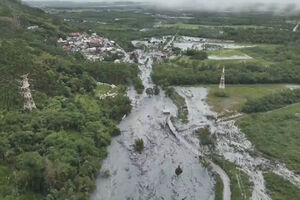 Subida de rios, colapso de casas e evacuações em massa enquanto tempestade tropical se aproxima de Taiwan 
