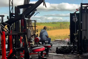 O silêncio depois da tempestade: dono de edifício observa os danos do forte tornado que passou pelo Brasil