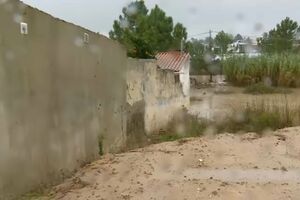 Exterior da casa onde morreram idosos de 88 anos ficou completamente alagado