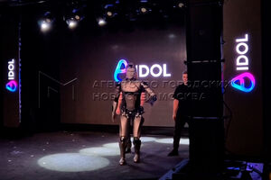 Robô humanóide cai de cara no chão e equipa enrola cortina ao tentar esconder acidente 