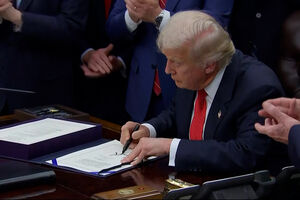 “O país nunca esteve em melhor forma”: Trump encerra ‘shutdown’ recorde do governo dos EUA  