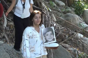 Pais continuam à procura dos filhos desaparecidos há 40 anos em erupção vulcânica na Colômbia  