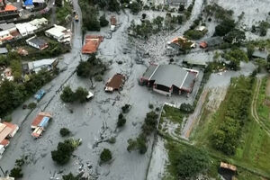 Imagens aéreas mostram casas parcialmente submersas após passagem de tempestade tropical em Taiwan 