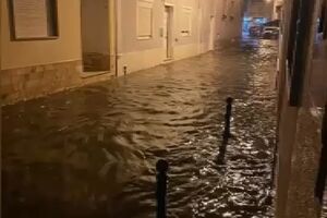 Ruas alagadas durante madrugada em Armação de Pêra